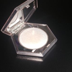 Fenty Highlighter Diamond Bomb in How Many Carats